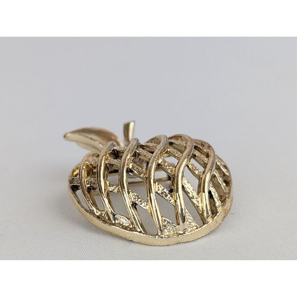 Vintage Gerry’s Gold Tone Apple Brooch Pin Open Latticework Fruit Jewelry - Picture 2 of 6